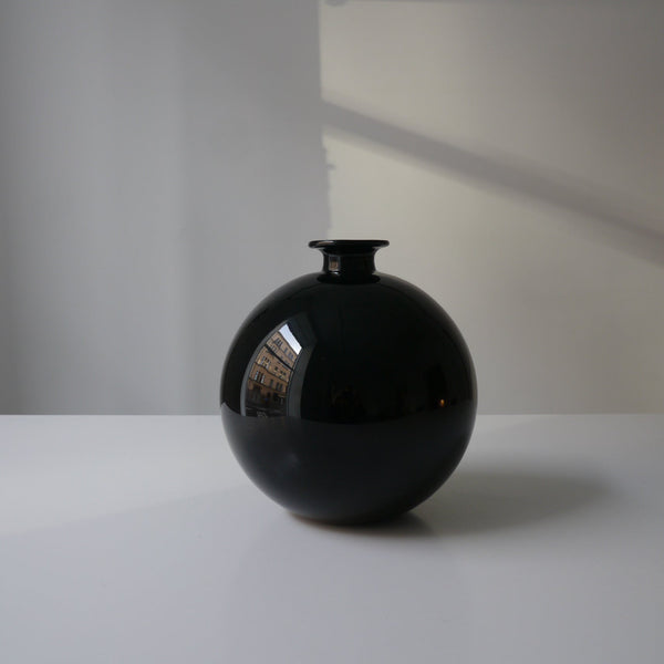 Spherical, glass, vase, black, small, lip
